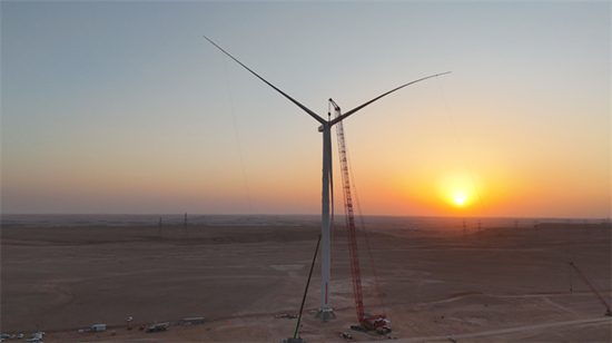 沙特阿爾加特風電項目完成首臺風機吊裝